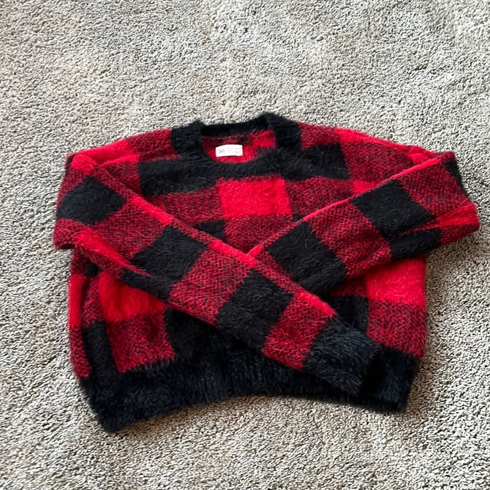 i’m selling a long sleeve shirt.The brand is SO. It is a Small in women’s.